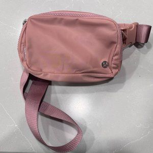Lululemon Everywhere Belt bag